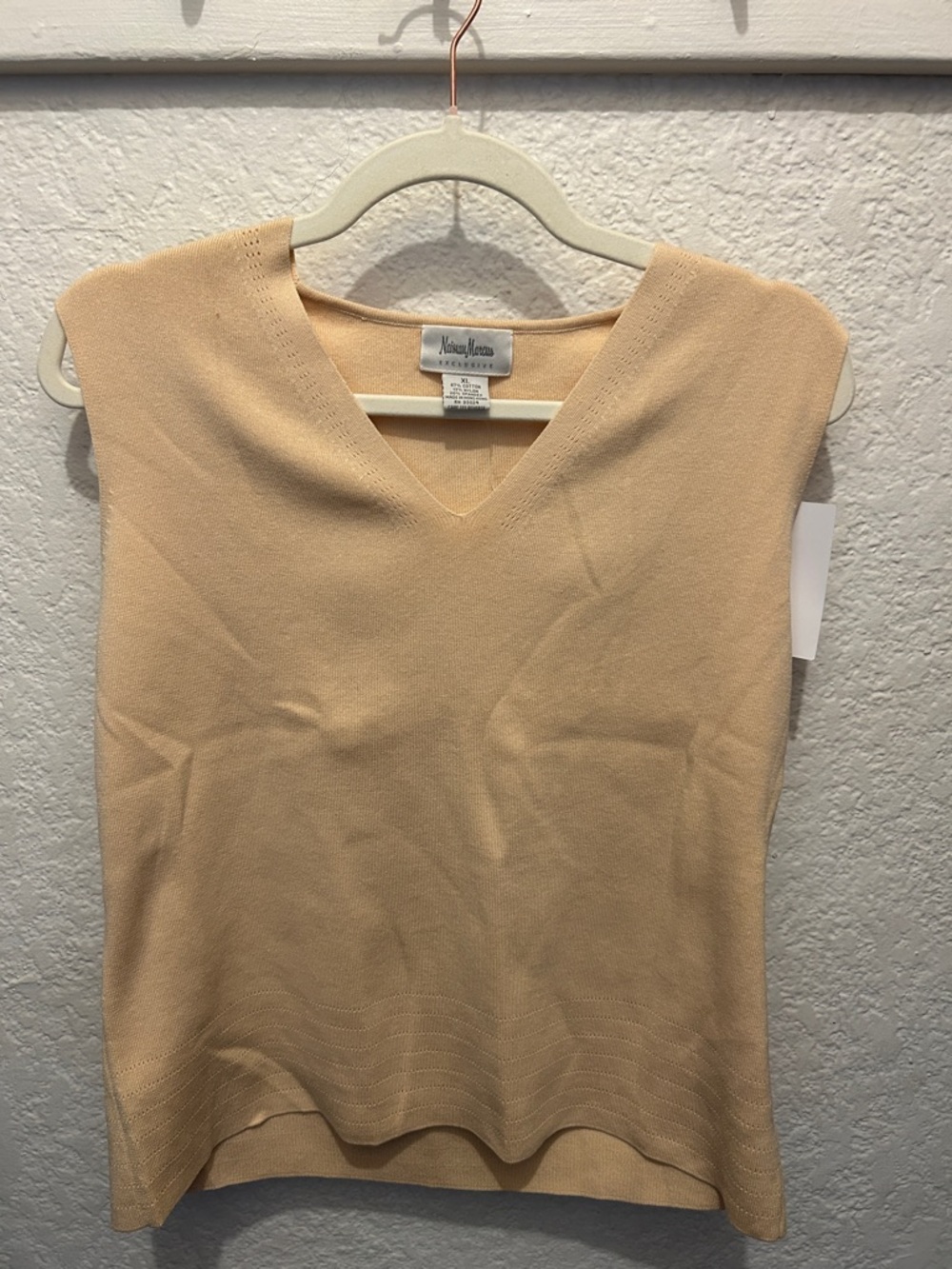 Neiman Marcus Sleeveless V-Neck Knit Top - Light Peach